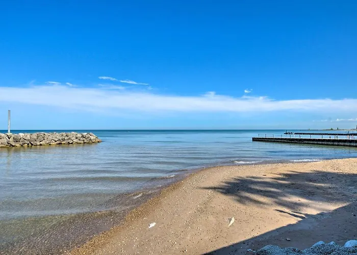 Urban Escape About 1 Mi To Local Beaches!