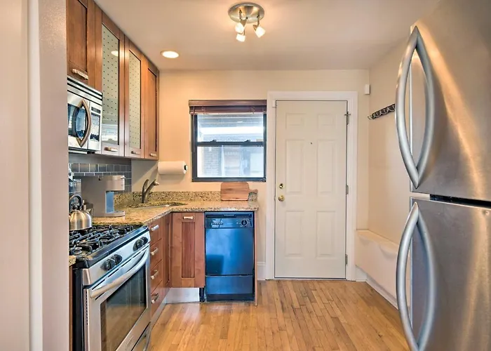 Urban Escape About 1 Mi To Local Beaches! Apartment