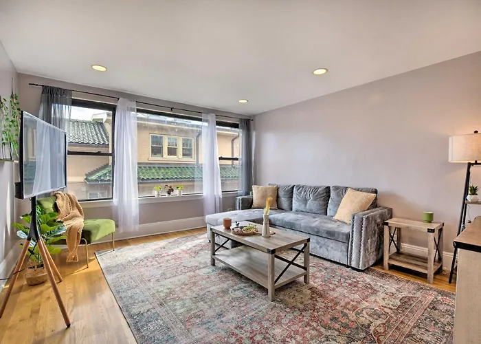 Urban Escape About 1 Mi To Local Beaches! Apartment