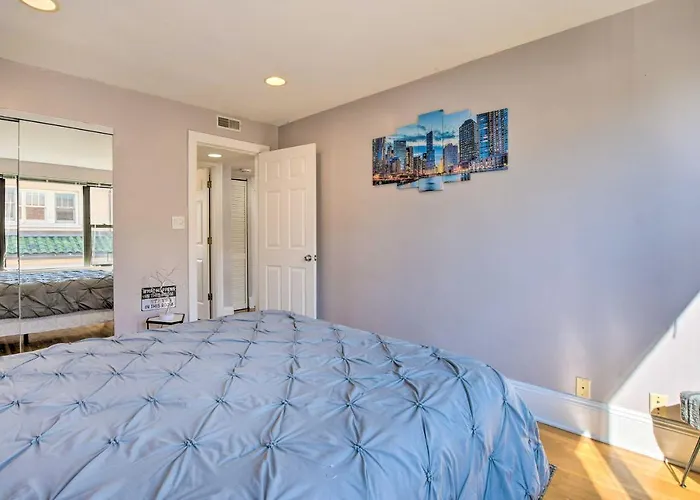 Urban Escape About 1 Mi To Local Beaches! Apartment