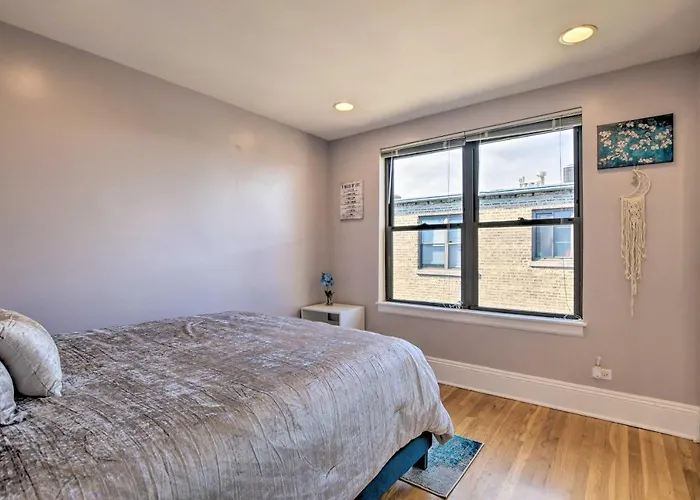 Urban Escape About 1 Mi To Local Beaches! Apartment